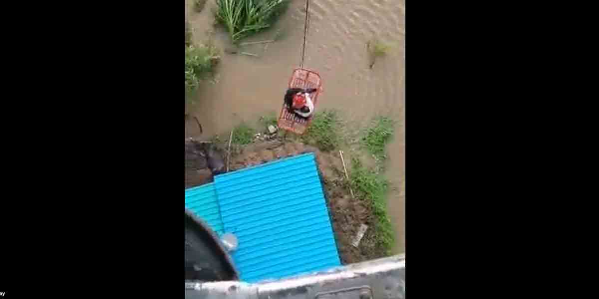 Rescue operation: వ‌ర‌ద‌ల్లో చిక్కిన ముగ్గురిని హెలిక్యాప్ట‌ర్ సాయంతో ర‌క్షించిన వాయుసేన.. వీడియో
