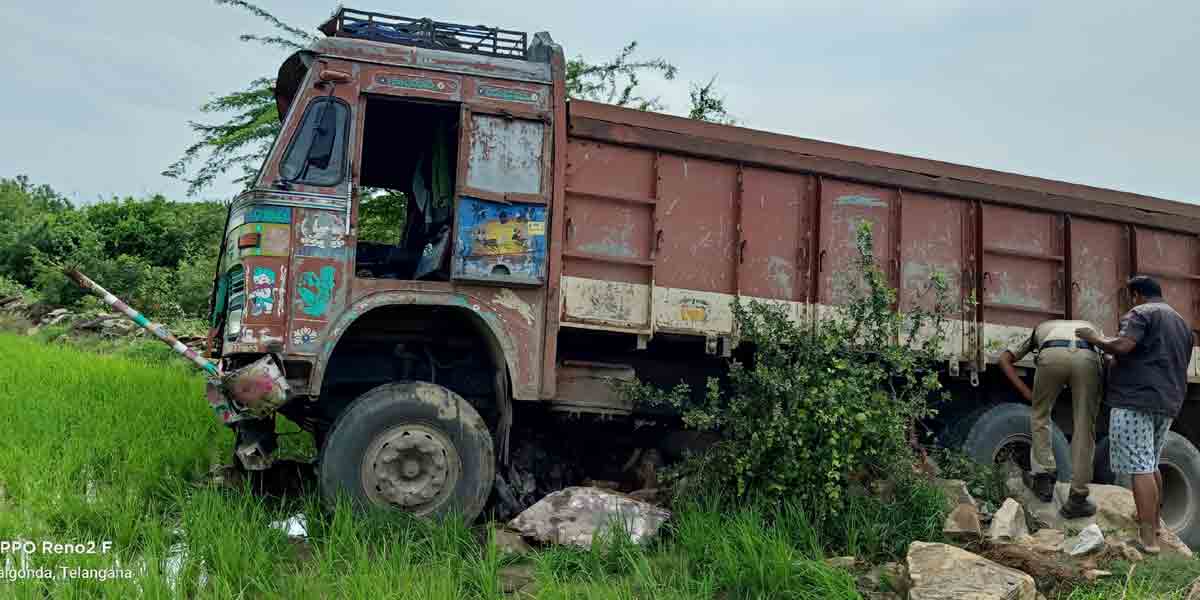 జాన్‌ప‌హ‌డ్ ద‌గ్గ‌ర ఘోర రోడ్డు ప్ర‌మాదం.. ముగ్గురు దుర్మ‌ర‌ణం