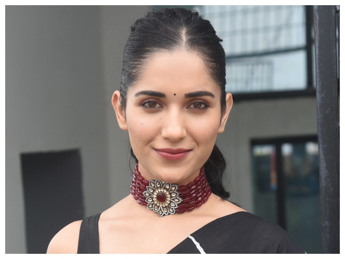 Ruhani Sharma | ఓర చూపుల రుహాని శర్మ