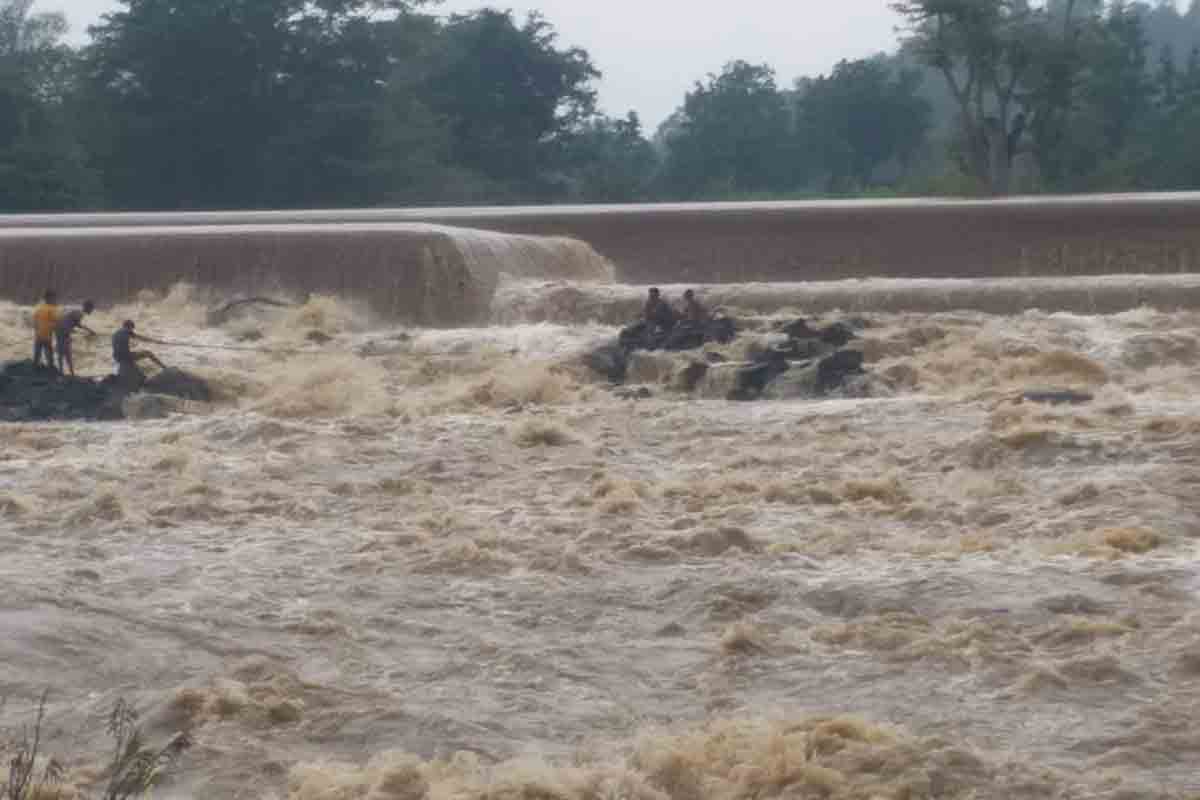 వరదలో చిక్కుకున్న ముగ్గురు యువకులు.. స్థానికుల సహాయంతో కాపాడిన పోలీసులు