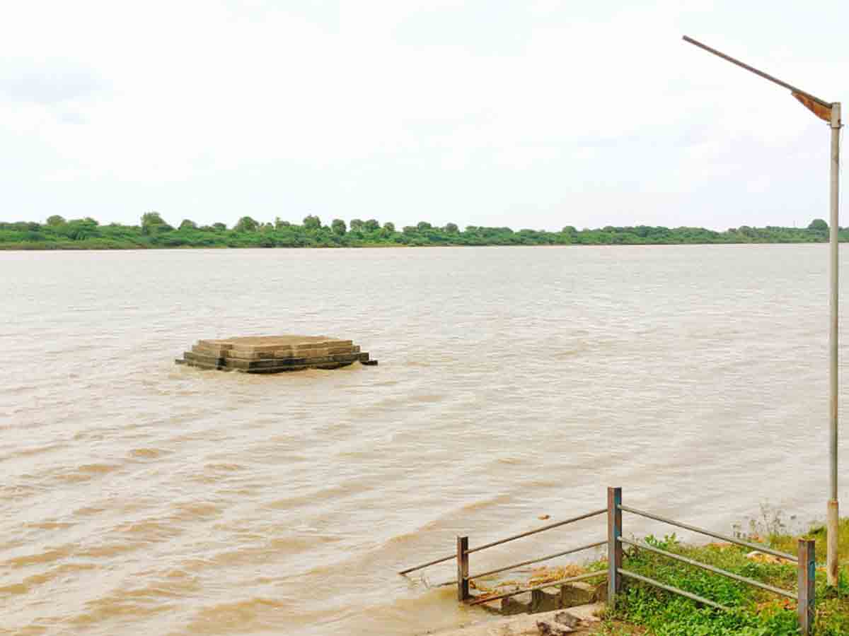 GODAVARI RIVER | తగ్గుతున్న వరద.. బయటపడిన శివాలయ గోపురం