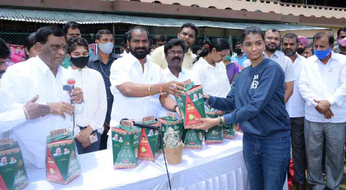 1001 అంకుర గణపతుల పంపిణీ