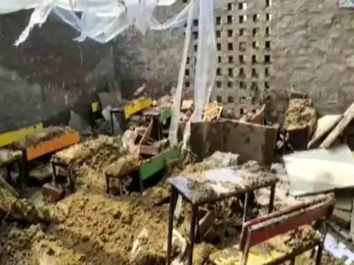 కూలిన స్కూలు పైకప్పు.. 25 మంది విద్యార్థులకు గాయాలు