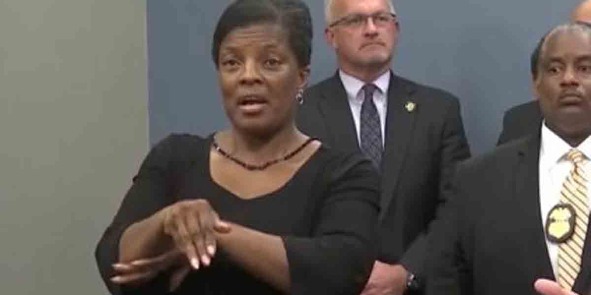 సైన్ లాంగ్వేజ్ తెలుసంటూ ఉద్యోగంలో చేరి పోలీసుల ప‌రువుతీసిన మ‌హిళ‌..!