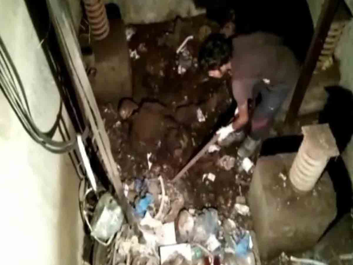 24 ఏండ్ల తర్వాత లిఫ్ట్‌ను తెరిస్తే.. అస్థిపంజరం కనిపించింది