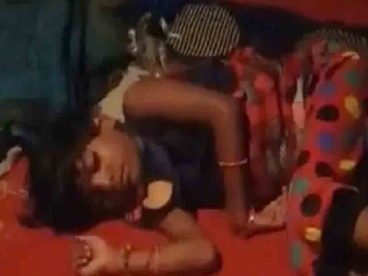 మెడకు చుట్టుకున్న పాము… 2 గంటలపాటు కదలకుండా ఉన్న బాలికను కాటు