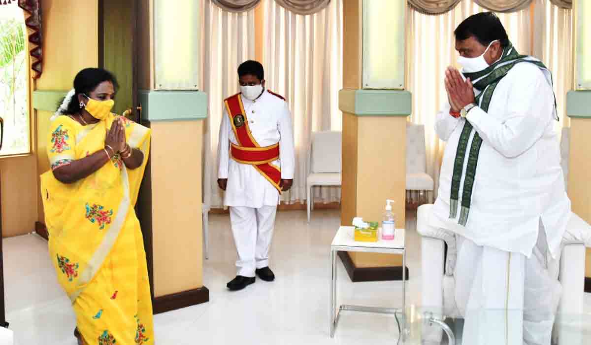 గ‌వ‌ర్న‌ర్ త‌మిళిసైని క‌లిసిన స్పీక‌ర్ పోచారం