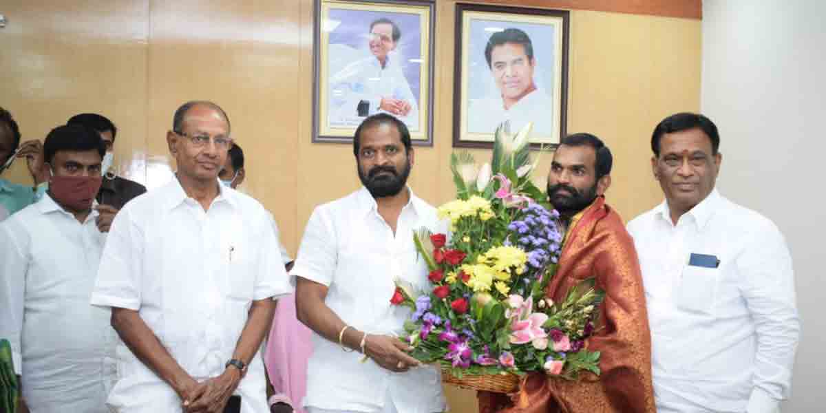 వరల్డ్ ఫుల్ మారథాన్కు ఎంపికైన మోహన్రెడ్డిని అభినందించిన మంత్రి