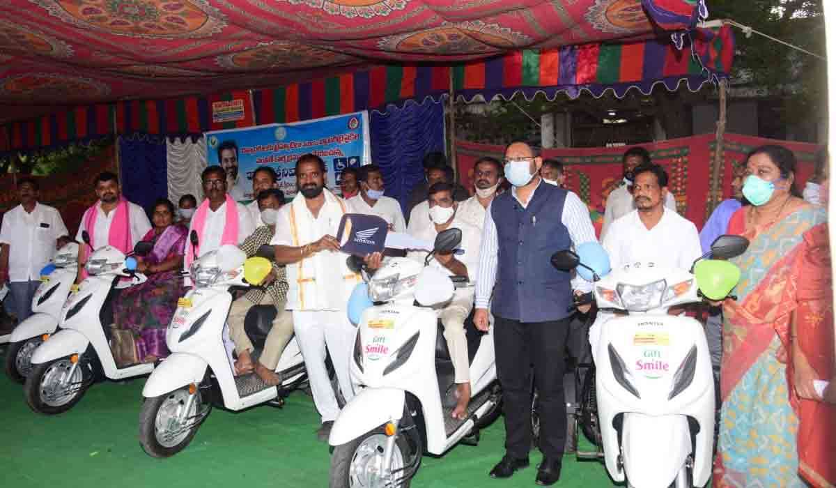 దివ్యాంగులు ఆత్మస్థైర్యంతో ముందుకు వెళ్లాలి : మంత్రి శ్రీనివాస్ గౌడ్