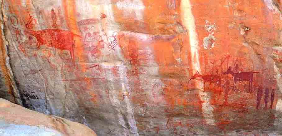 పాండవుల గుట్టలో రంగుల కళ