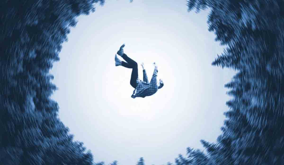 బ్యాక్‌లాగ్స్‌ ఉన్నాయని బీటెక్‌ విద్యార్థి బలవన్మరణం