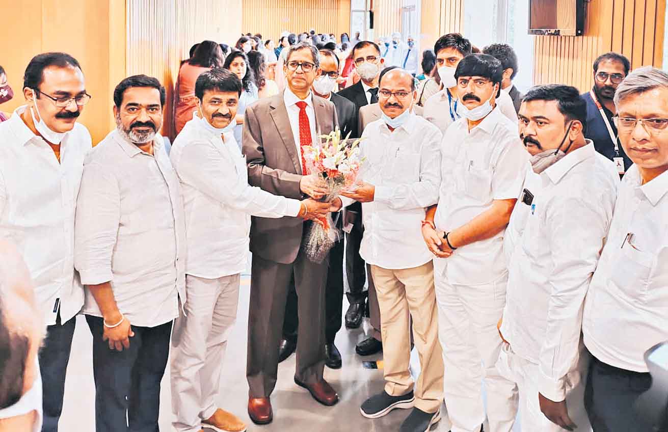 జస్టిస్‌ ఎన్వీ రమణను కలిసిన టీఎన్జీవో నేతలు