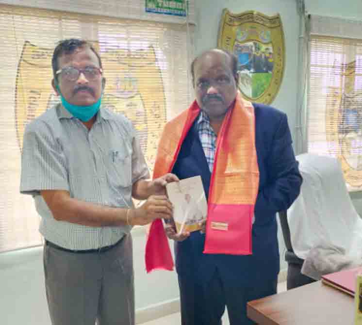 Book Presented | టీయూ వీసీ రవీందర్‌కు ‘జీవన హిందోళం’ బహూకరణ