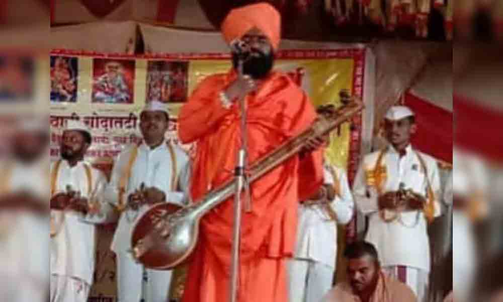 భజన చేస్తూనే.. ప్రాణాలు వదిలిన బాబా..వీడియో