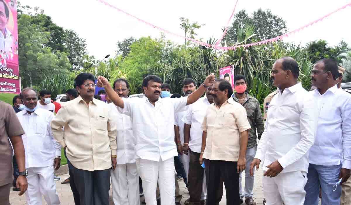 జలవిహార్‌లో టీఆర్‌ఎస్‌ సమావేశం ఏర్పాట్లను పరిశీలించిన మంత్రి తలసాని