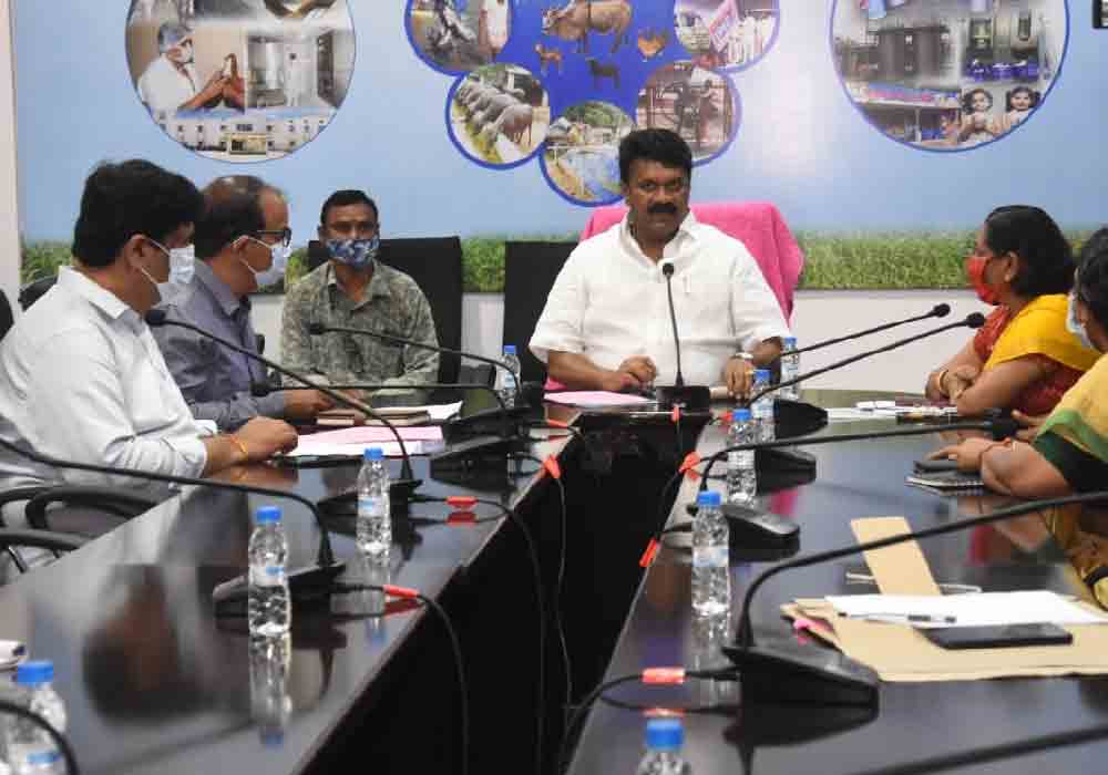 పశుసంవర్ధక శాఖలో తెలంగాణ పథకాలను ప్రశంసించిన కేంద్రమంత్రి
