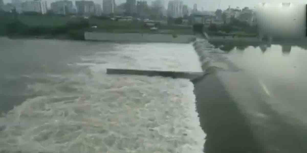 Tapi river: ఎడ‌తెగ‌ని వ‌ర్షాల‌తో ప‌ర‌వ‌ళ్లు తొక్కుతున్న తాపీ న‌ది.. వీడియో