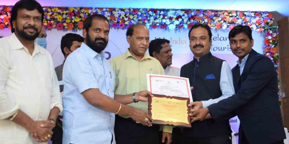 ఎక్సలెన్స్‌ అవార్డులు ప్రదానం చేసిన మంత్రి శ్రీనివాస్‌గౌడ్‌