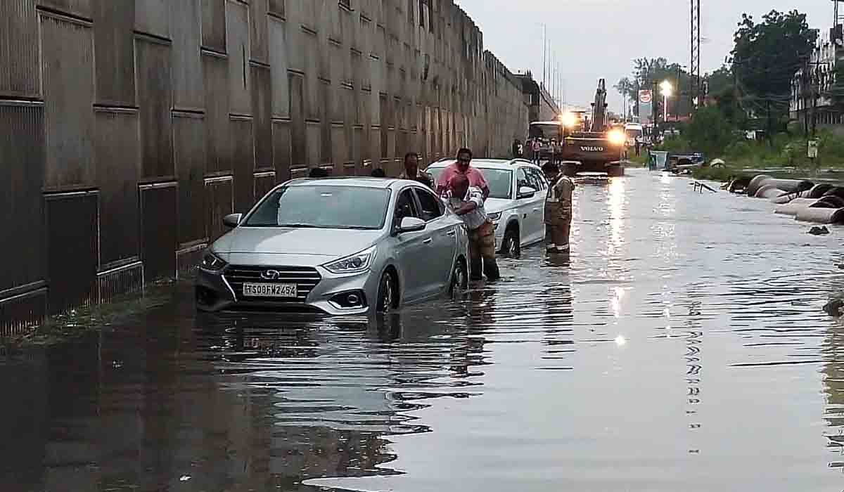హైద‌రాబాద్ – బెంగ‌ళూరు మార్గంలో వాహ‌నాల దారి మ‌ళ్లింపు