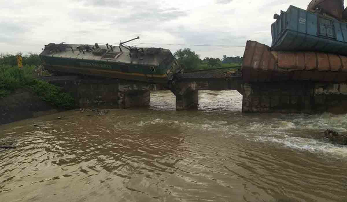 Train derailed: ప‌ట్టాలు త‌ప్పిన స‌రుకుర‌వాణా రైలు.. బోల్తాప‌డ్డ తొమ్మిది వ్యాగ‌న్‌లు..!