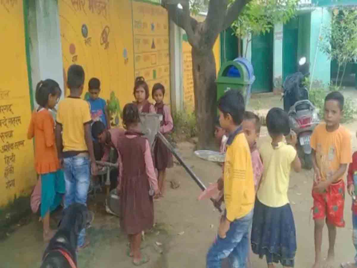 విద్యార్థులతో ప్లేట్లు కడిగించిన కుకింగ్‌ సిబ్బంది డిస్మిస్‌