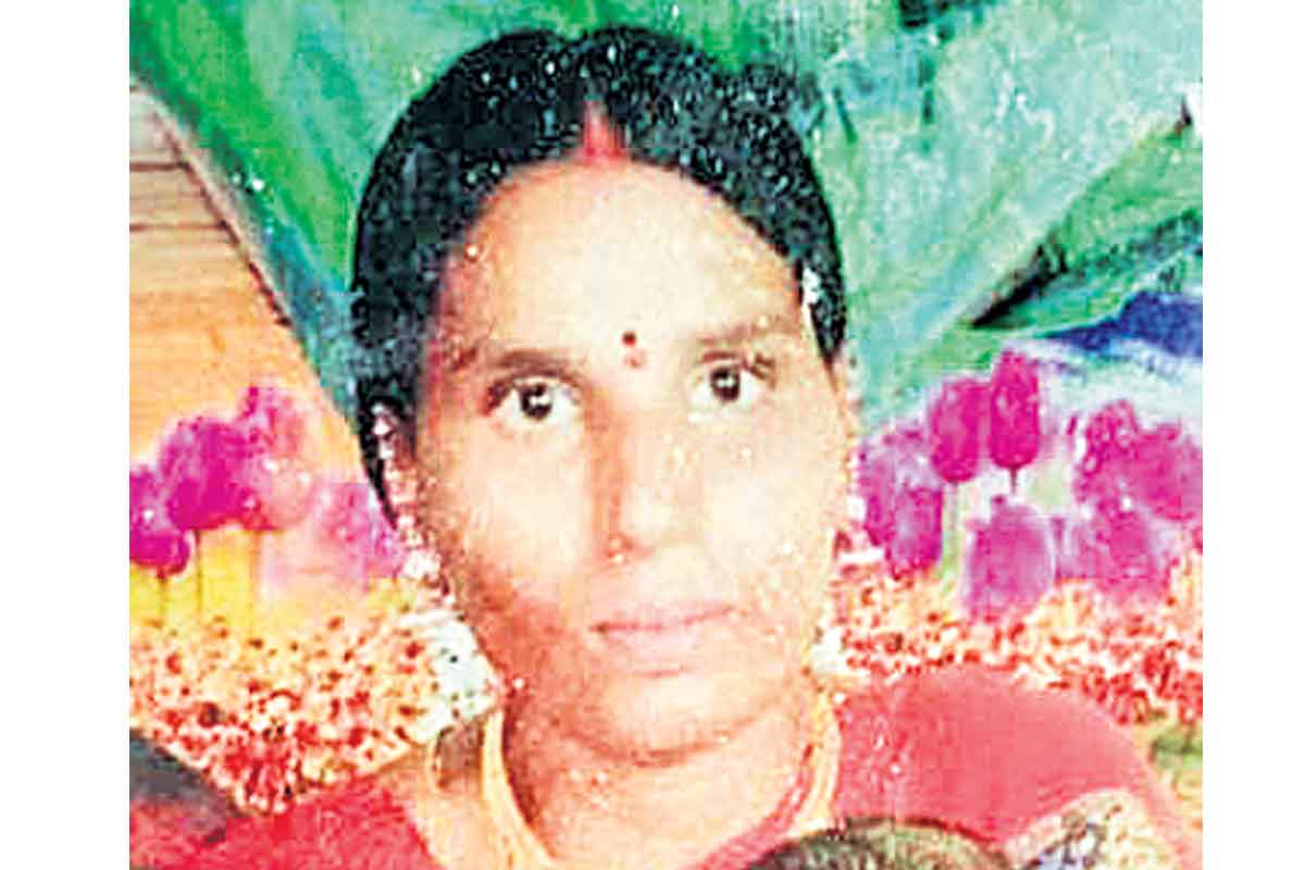 కాసులు లేక.. భుజంపైనే కాటికి..