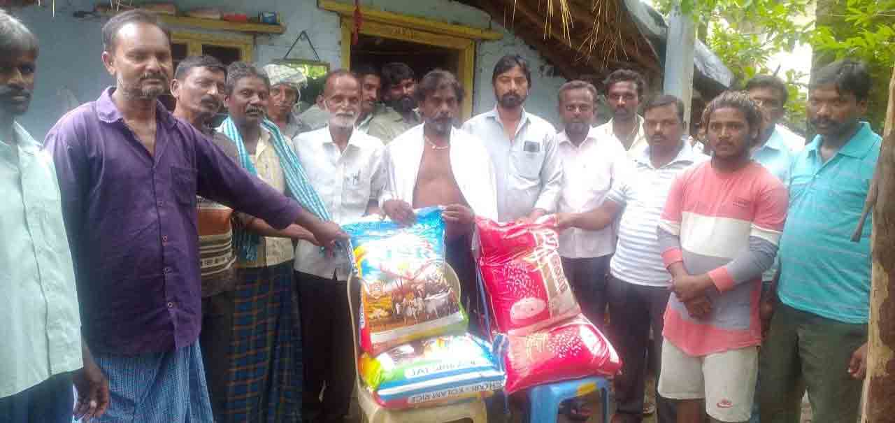బాధిత కుటుంబాలకు బియ్యం వితరణ