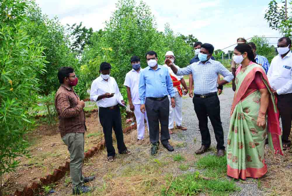 కరోనా నిబంధనలు పాటిస్తూ పాఠాలు చెప్పాలి