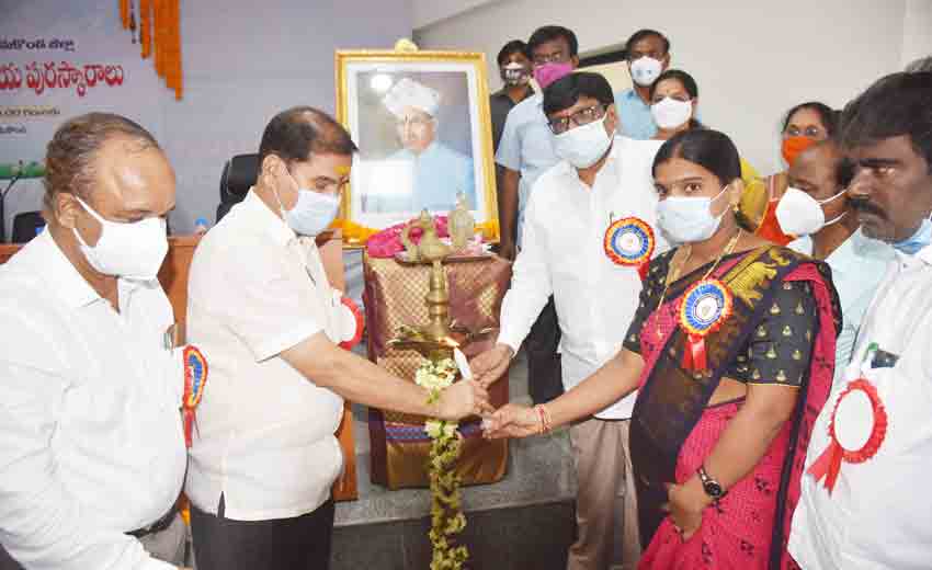 ఉపాధ్యాయులే మార్గ నిర్దేశకులు