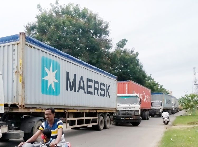 ప్లాస్టిక్‌ బాటిళ్లతో దారం తయారీ