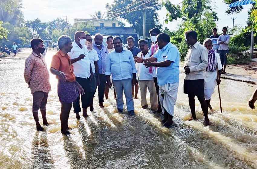 పొంగిన వాగులు.. జలమయమైన రోడ్లు