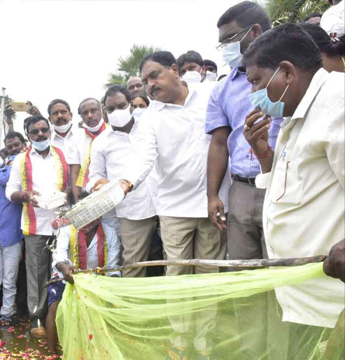 మత్స్యకారులు ఆర్థికంగా ఎదగాలి