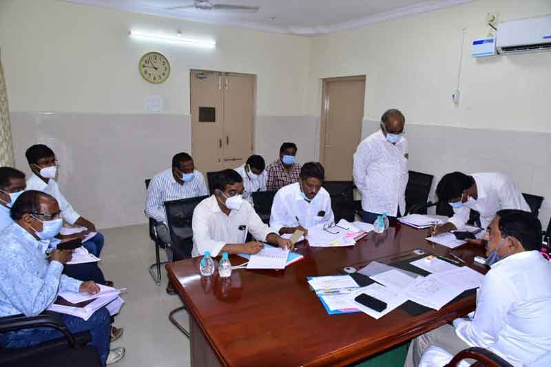 రోడ్లకు మరమ్మతులు చేపట్టండి