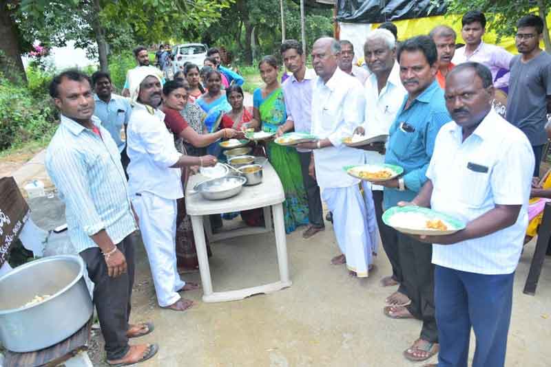 వాడవాడలా అన్నదానం