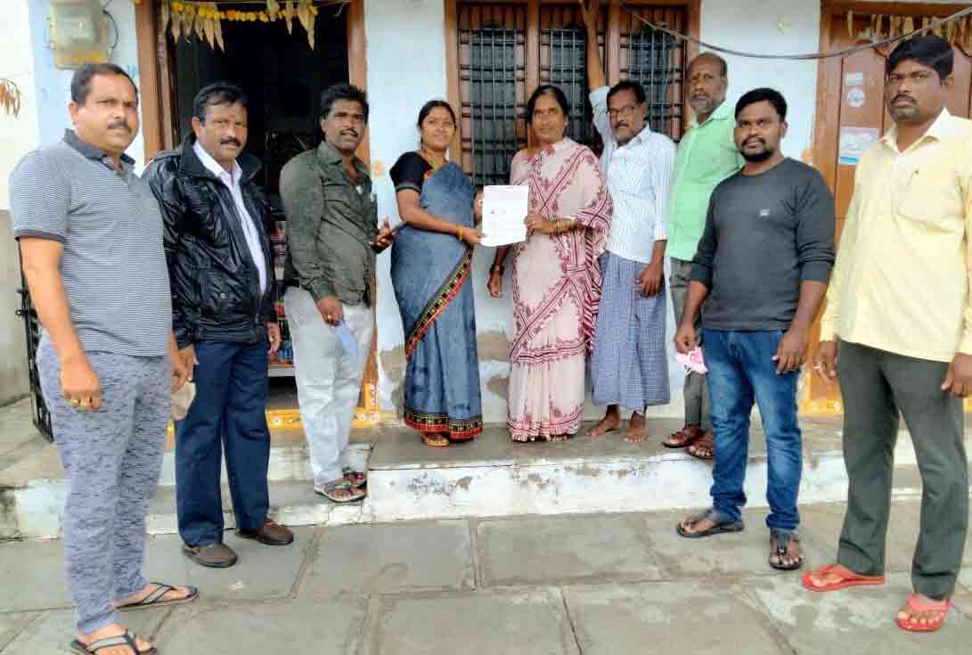 నగరంలో సీఎం రిలీఫ్‌ ఫండ్‌ చెక్కుల పంపిణీ