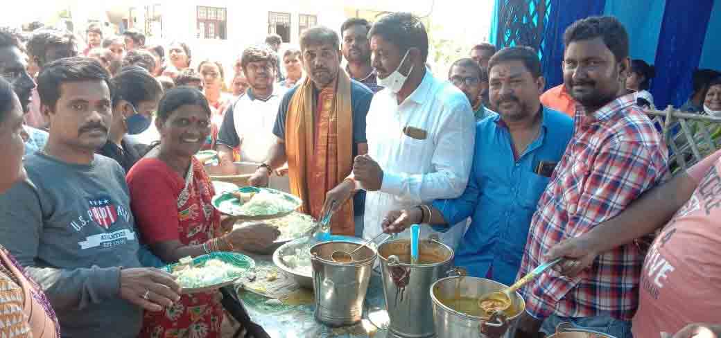 వినాయక మండపాల వద్ద అన్నదానం