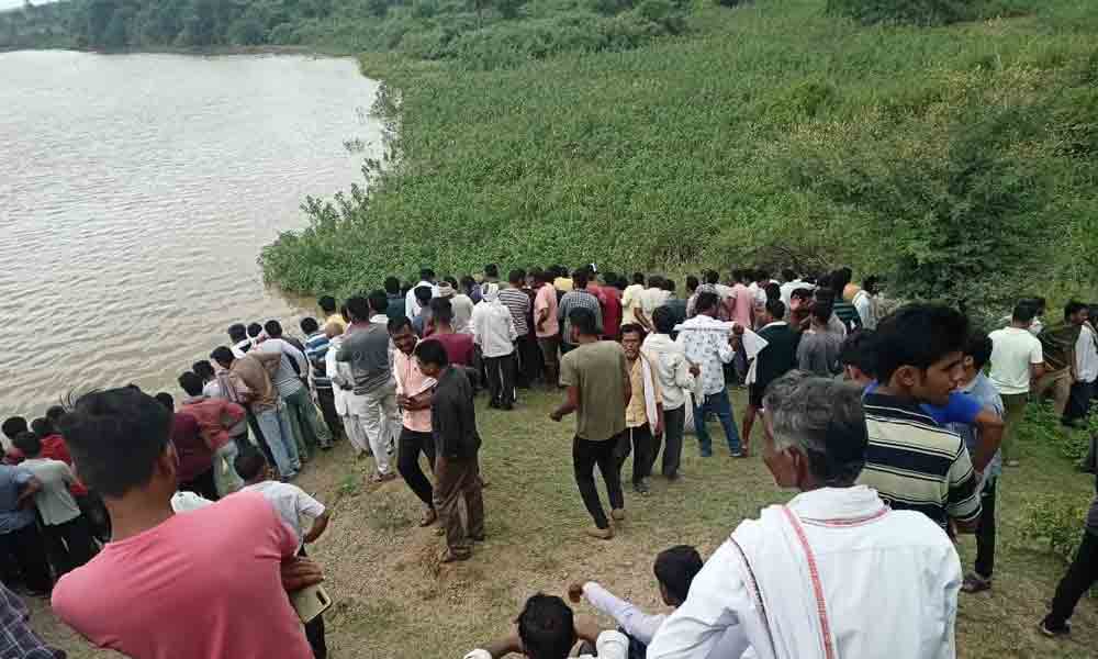 Boat capsizes | మహారాష్ట్రలో పడవ బోల్తా.. 11 మంది గల్లంతు