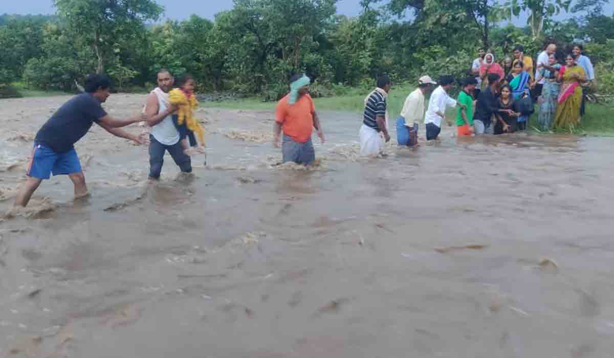 వాట‌ర్ ఫాల్స్ చూసేందుకు వెళ్లి వ‌ర‌ద‌లో చిక్కుకున్న ప‌ర్యాట‌కులు