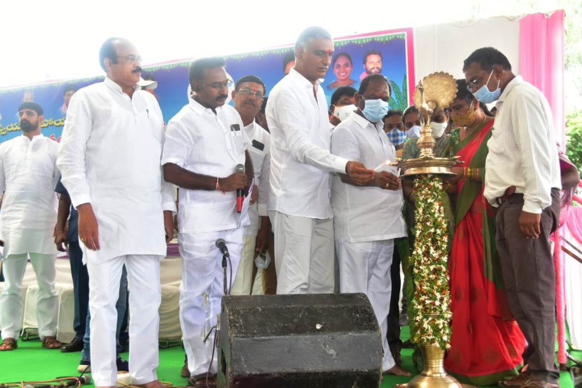 Huzurabad | మ‌హిళ సంఘాలకు రూ. 2.13 కోట్ల చెక్కులు అందజేసిన మంత్రి హరీశ్ రావు