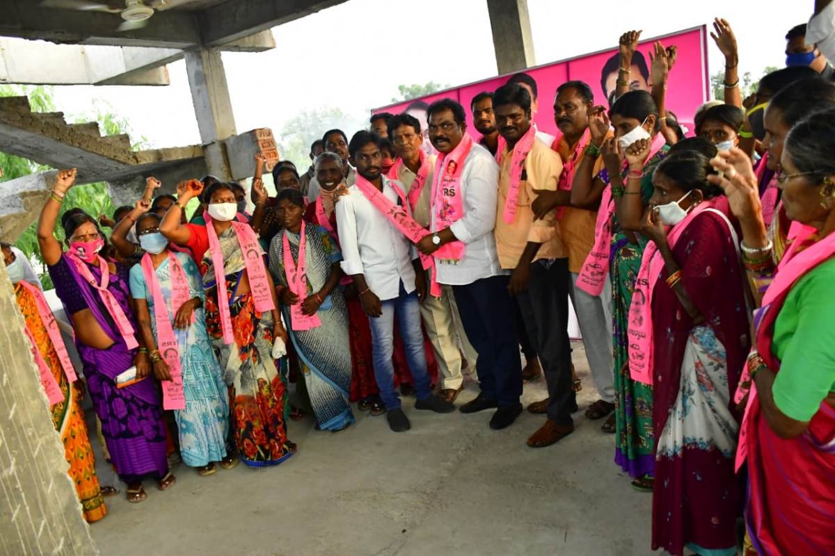 Huzurabad | టీఆర్ఎస్‌లోకి భారీగా చేరికలు.. మహిళలు కూడా మేము సైతం అంటూ..