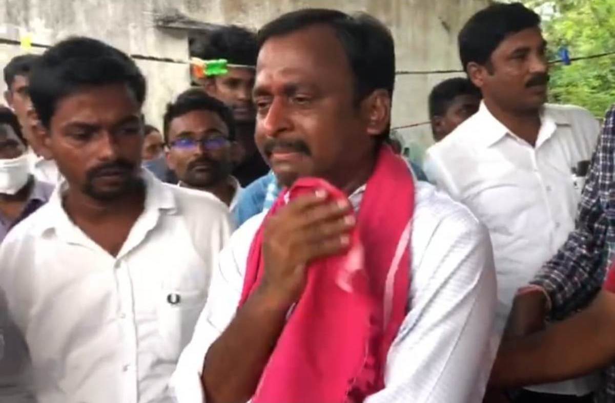 Huzurabad | ప్ర‌వీణ్ యాద‌వ్ ఇంటివ‌ద్ద‌ గెల్లు కంటతడి..