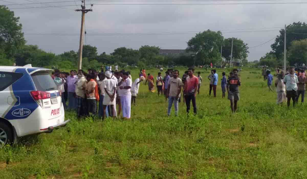 రంగారెడ్డి జిల్లాలో దారుణం.. మహిళను కత్తులతో పొడిచి చంపిన దుండగులు