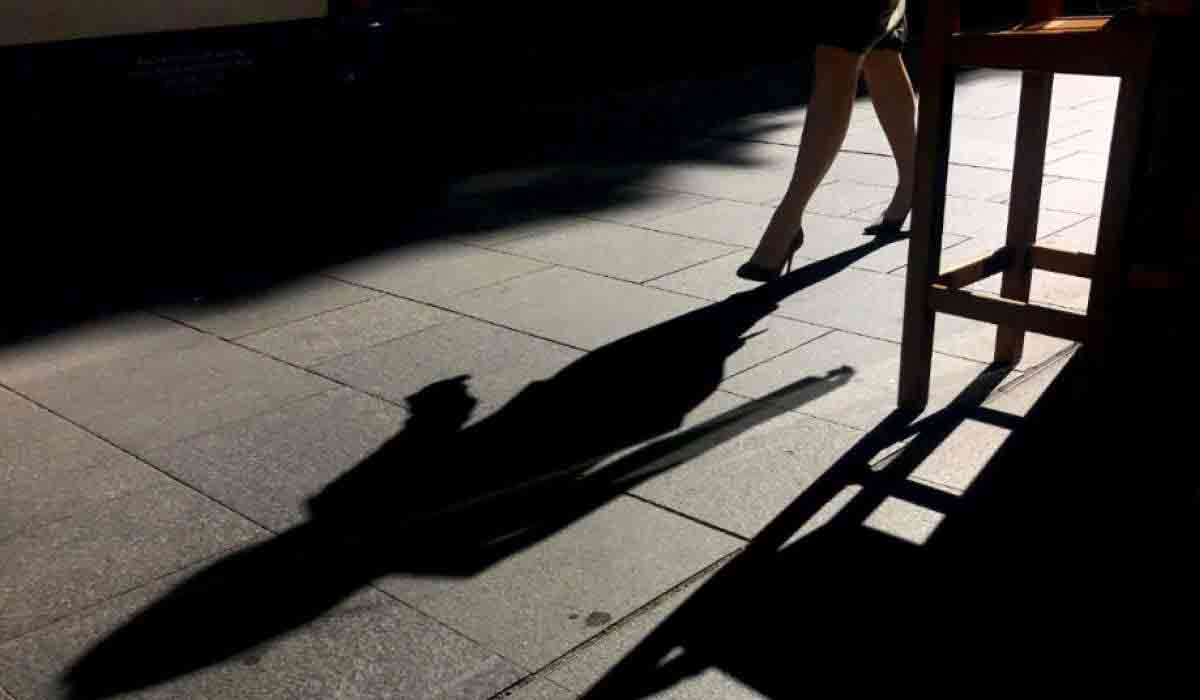 భ‌ర్త జైల్లో.. భార్య ప్రియుడి ఒడిలో.. న‌గ్నంగా ఊరేగింపు