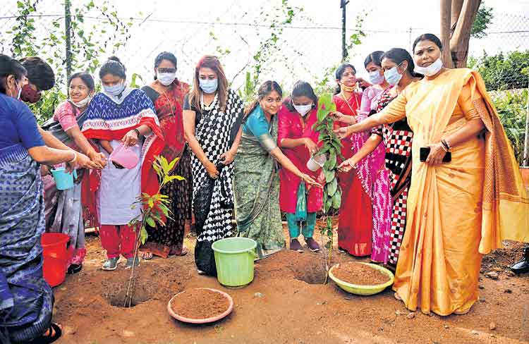 48 గంటల్లోనే స్త్రీనిధి రుణాలు అద్భుతం