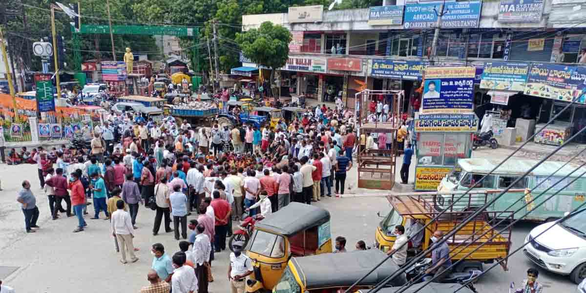 నిందితులను శిక్షించాలని ఆర్యవైశ్యుల రాస్తారోకో