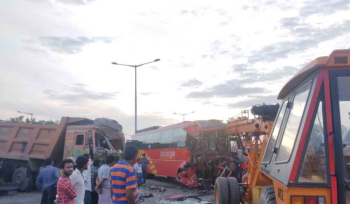 చౌటుప్పల్లో ప్రైవేటు బస్సు, టిప్పర్ ఢీ..