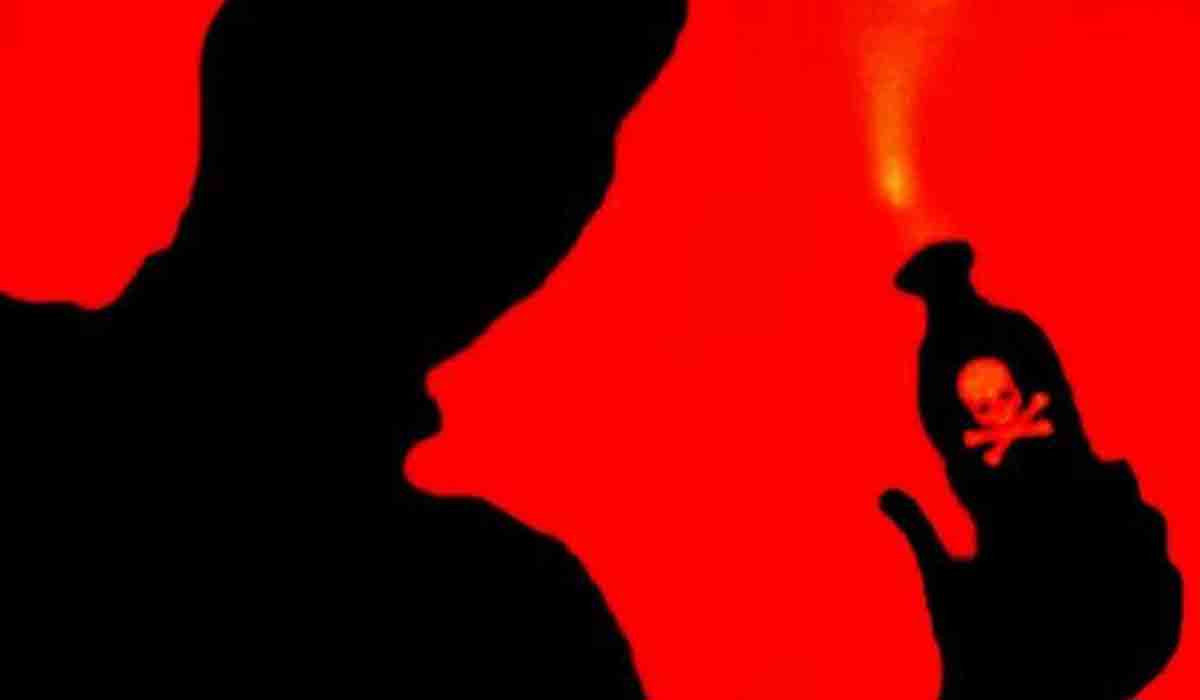 భ‌ర్త‌పై యాసిడ్ దాడి.. ఆ త‌ర్వాత ఐదేళ్ల కుమారుడితో క‌లిసి..