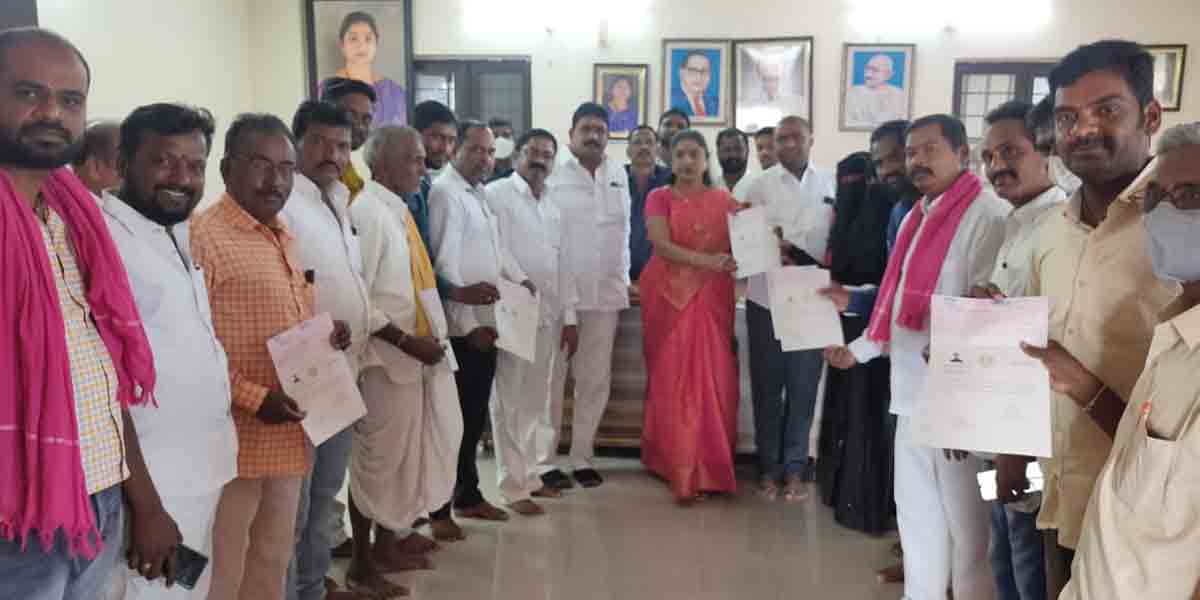 సీఎంఆర్‌ఎఫ్‌ చెక్కులు పంపిణీ చేసిన ఎమ్మెల్యే రేఖా నాయక్‌