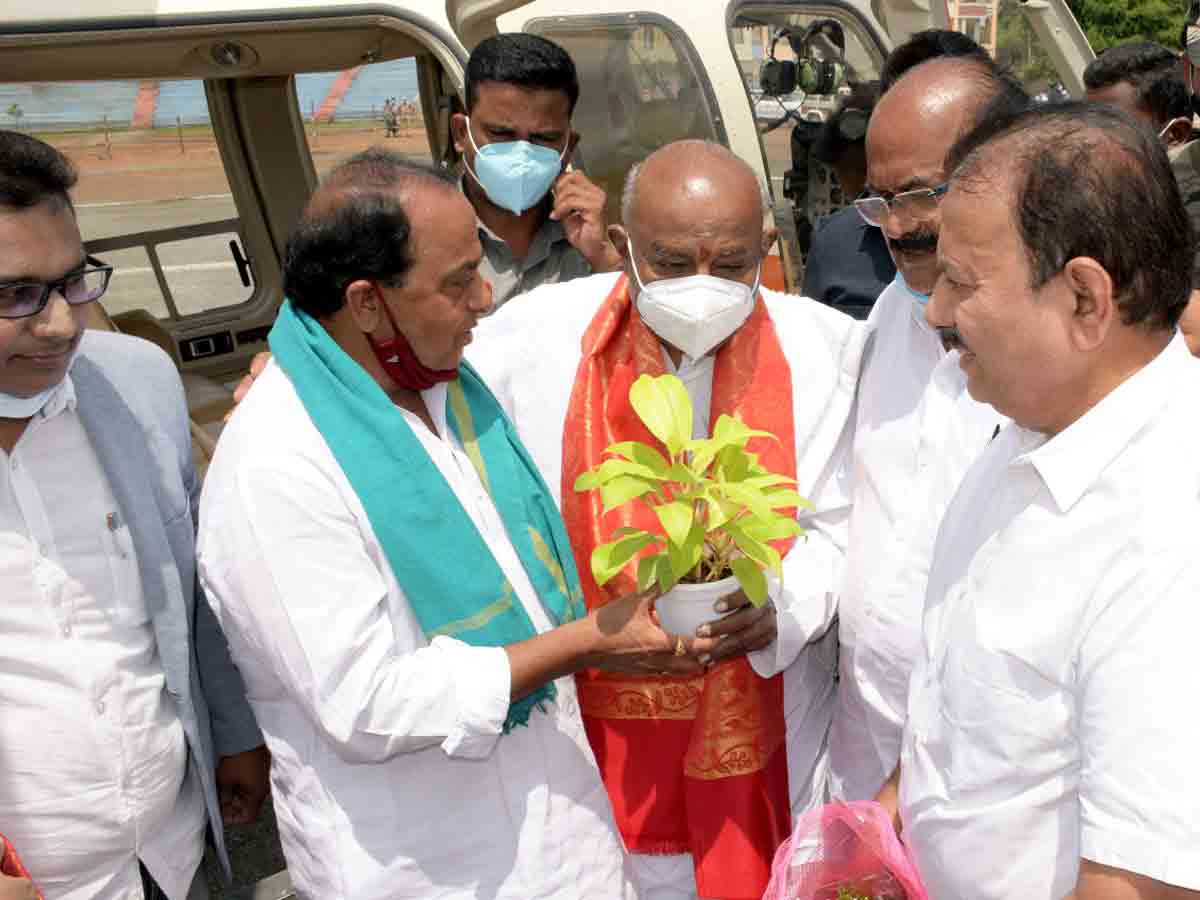 మాజీ ప్రధాని హెచ్.డి దేవేగౌడకు స్వాగతం పలికిన మంత్రి ఐకే రెడ్డి