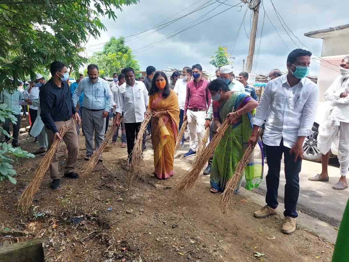 Sikta Patnaik | స్వచ్ఛ స్ఫూర్తిని చాటిన కలెక్టర్‌ సిక్తా పట్నాయక్‌